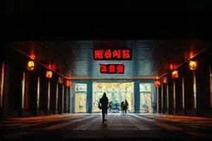 影院题材《一个人的放映厅》封面画面，老放映机与空座椅